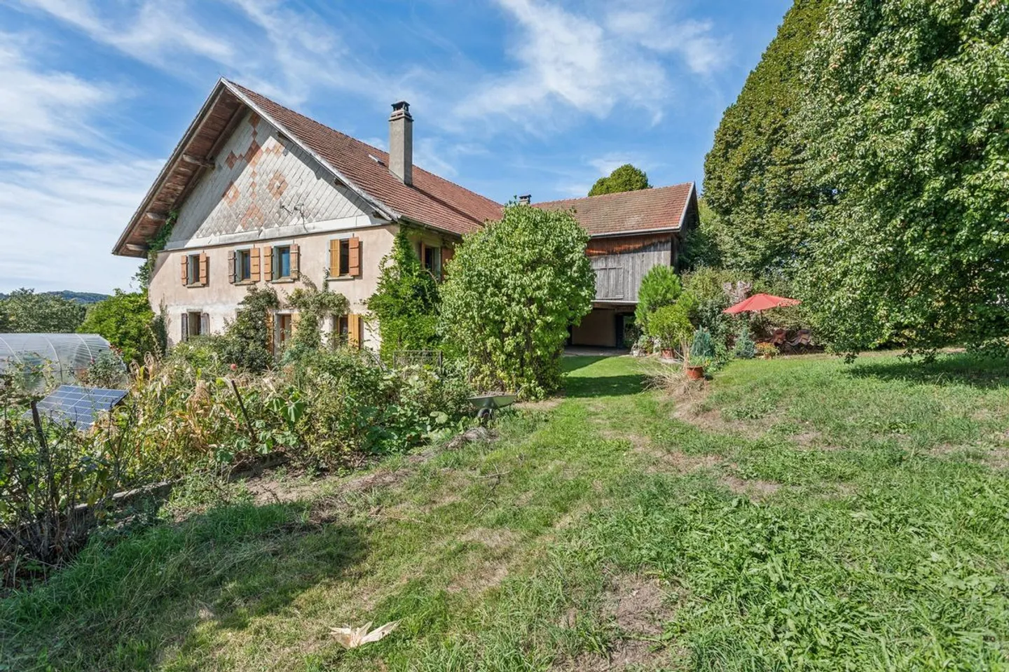Ferme de caractère de 10.5 pièces avec grand terrain et fort potentiel - Foto 9 di 11
