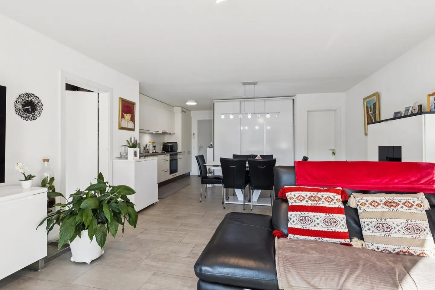Bright 2.5-room apartment with balcony - Photo 4 of 12