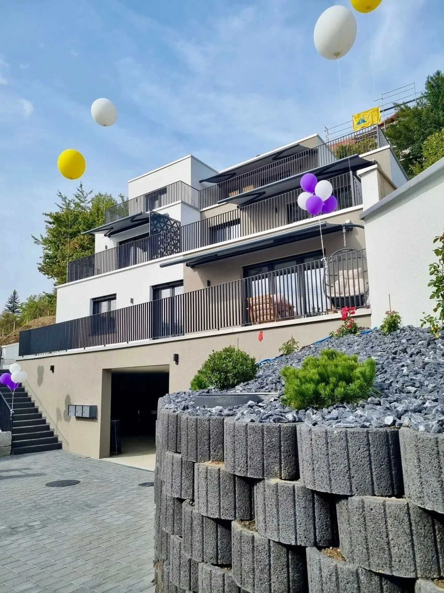 Neuwertig und hell mit grossem Balkon - Foto 2 von 5