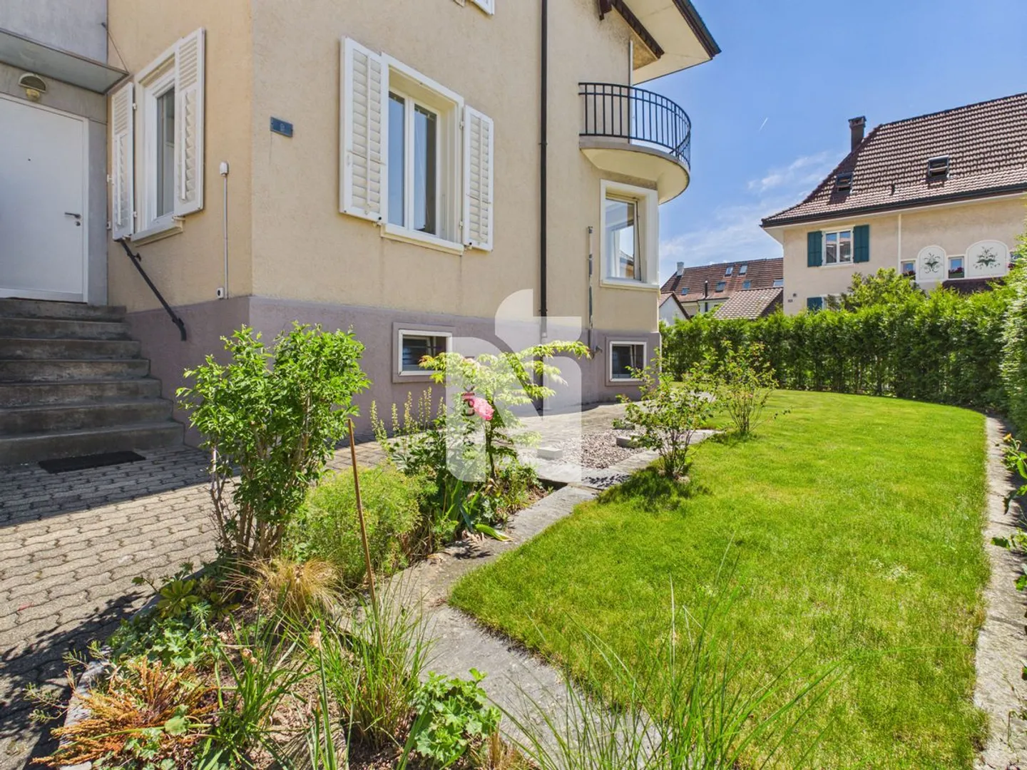 Charmantes Familienhaus mit Garten - Foto 3 von 13