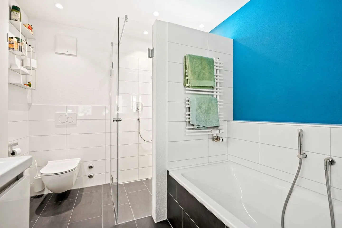 Charming 4.5-room penthouse apartment with stunning lake view - Photo 9 of 13