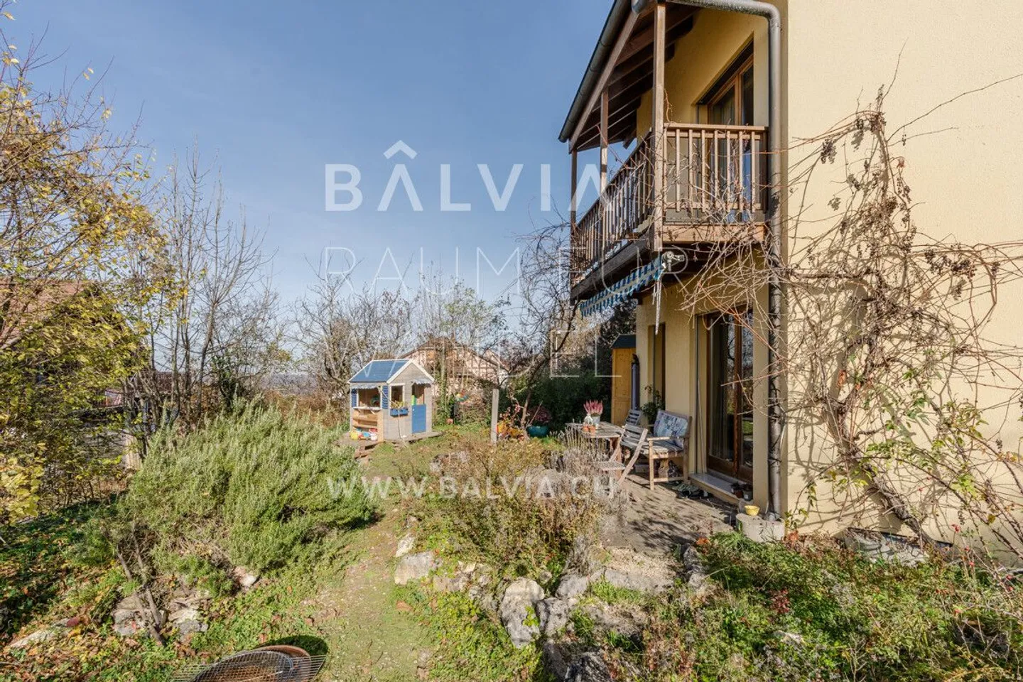 Maison familiale avec jardin et vue dégagée près du Goetheanum - Photo 1 sur 10