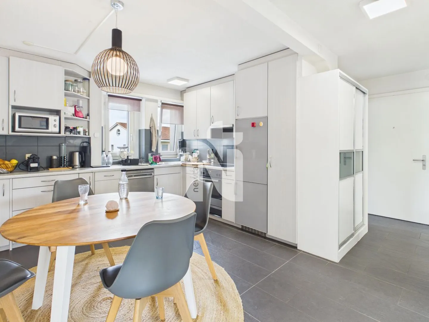 Spacious and flooded with light: 4.5-room apartment with sauna, balcony, and underground parking space - Photo 5 of 12