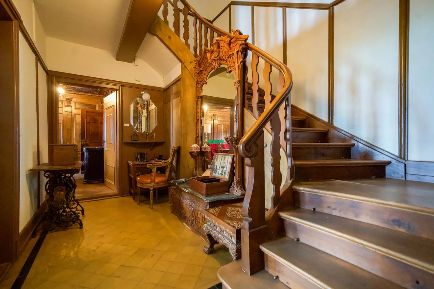 Classic-elegant with lake view: Historic property in Gunten - Photo 8 of 13