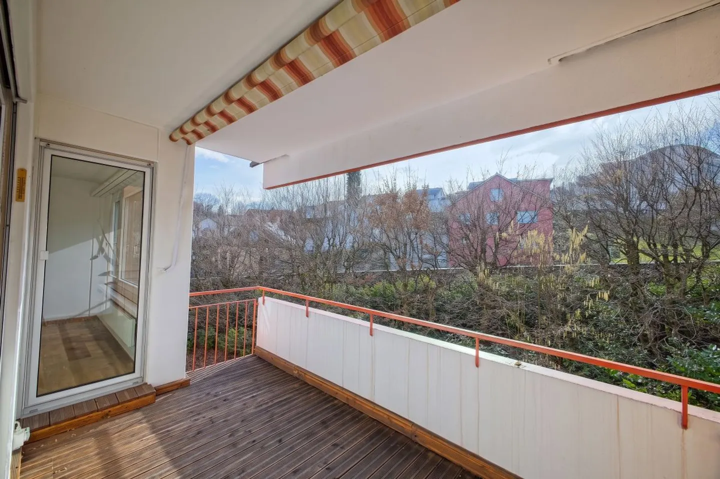 Arrive and feel at home with a view of Lake Zurich - Photo 3 of 8