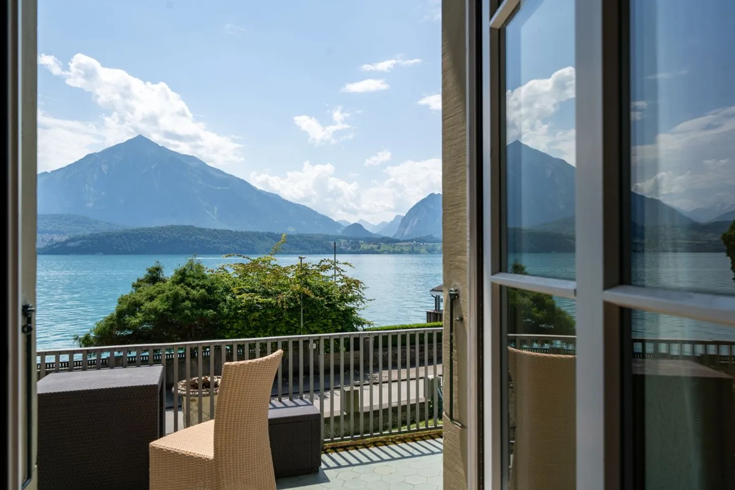 Classic-elegant with lake view: Historic property in Gunten - Photo 9 of 13