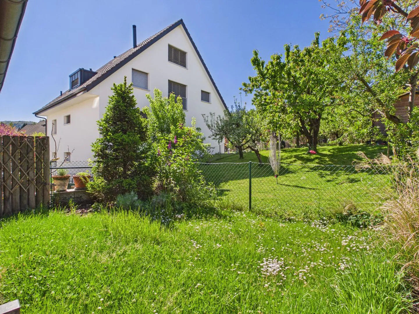 Family-friendly house with garden, patio & double carport - Photo 3 of 7