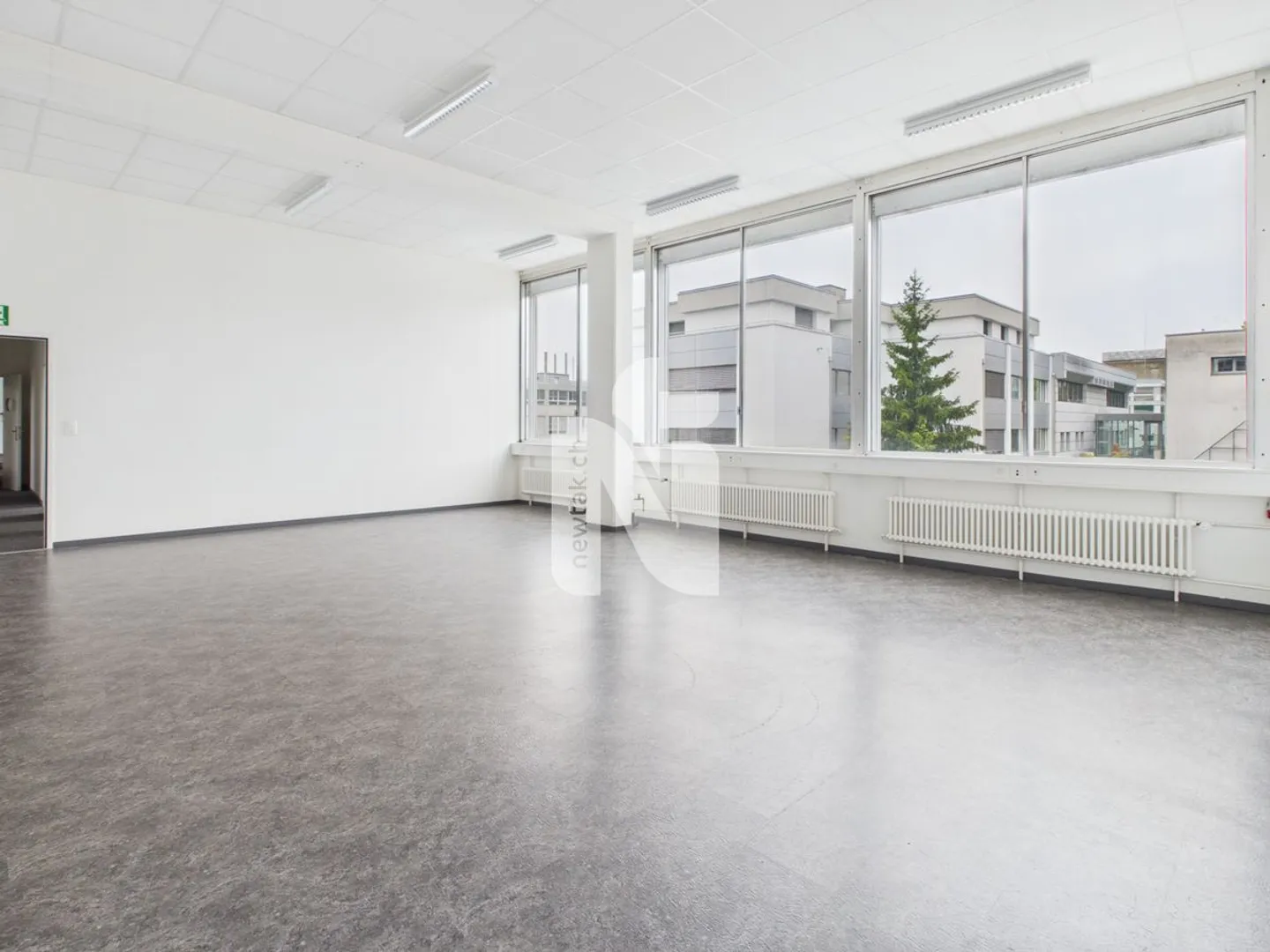 Bureau et étage commercial avec infrastructure logistique professionnelle - Photo 3 sur 8