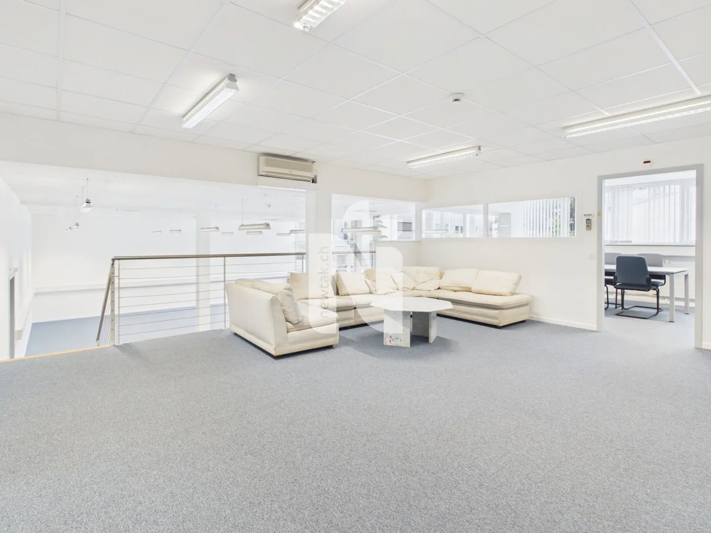 Espace commercial polyvalent, climatisé avec galerie et caractère de loft - Photo 1 sur 5