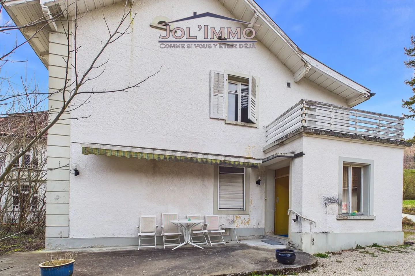 Proprietà caratteristica con 3 appartamenti e terreno edificabile a Perrefitte - Foto 1 di 13