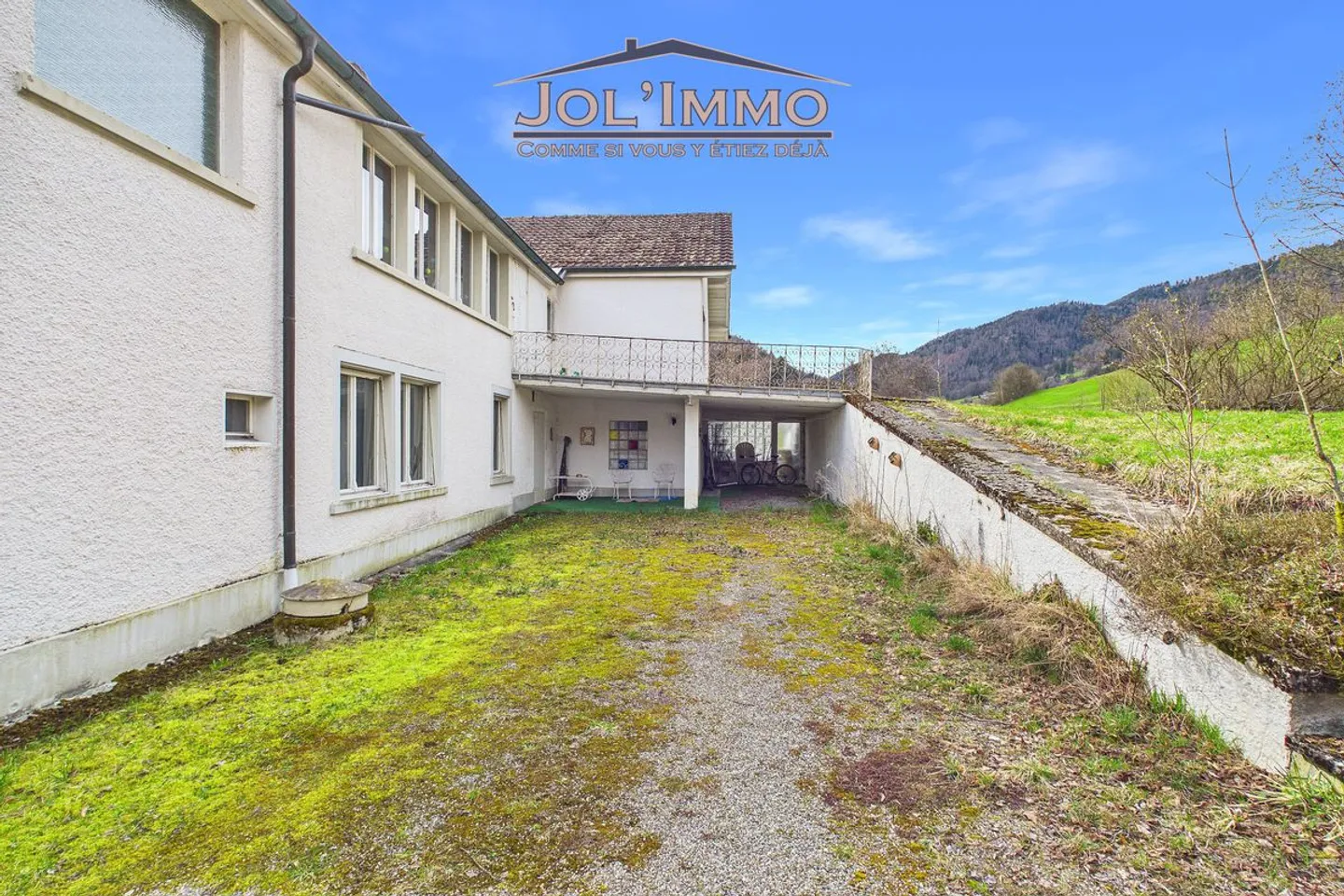 Proprietà caratteristica con 3 appartamenti e terreno edificabile a Perrefitte - Foto 3 di 13