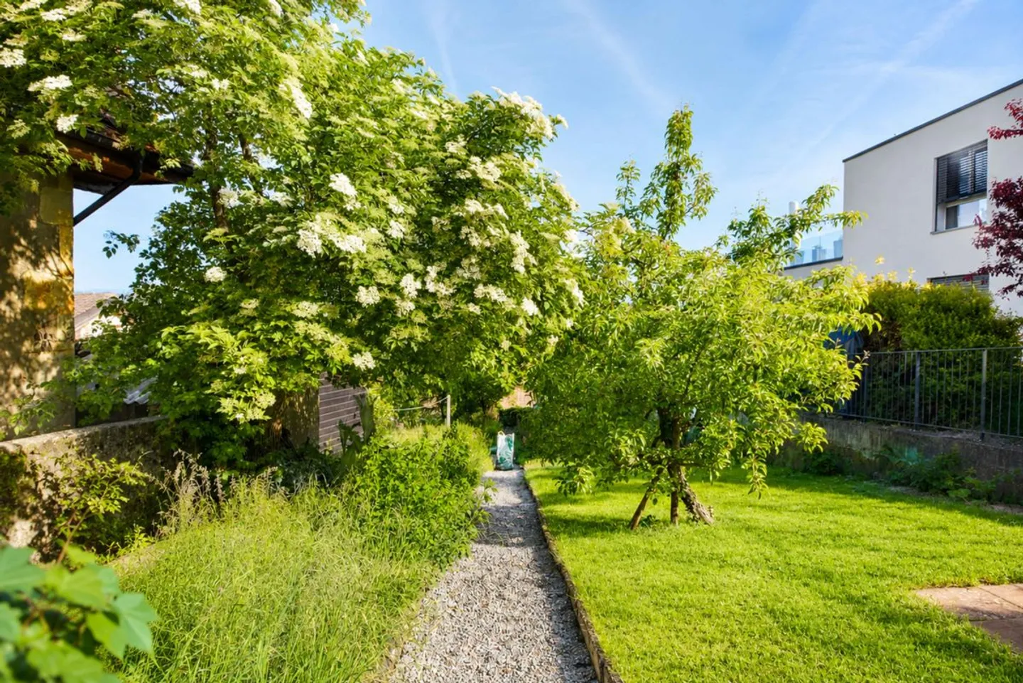 Appartamento di 4.5 locali con terrazza, giardino privato e vista lago - Foto 8 di 10