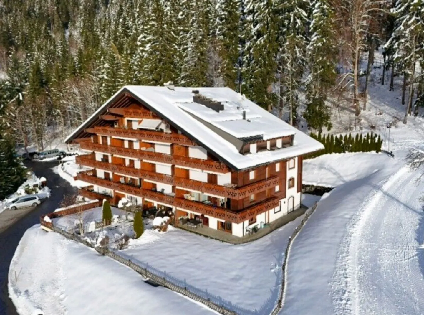 4.5 ROOM APARTMENT ON THE GROUND FLOOR - Photo 3 of 13