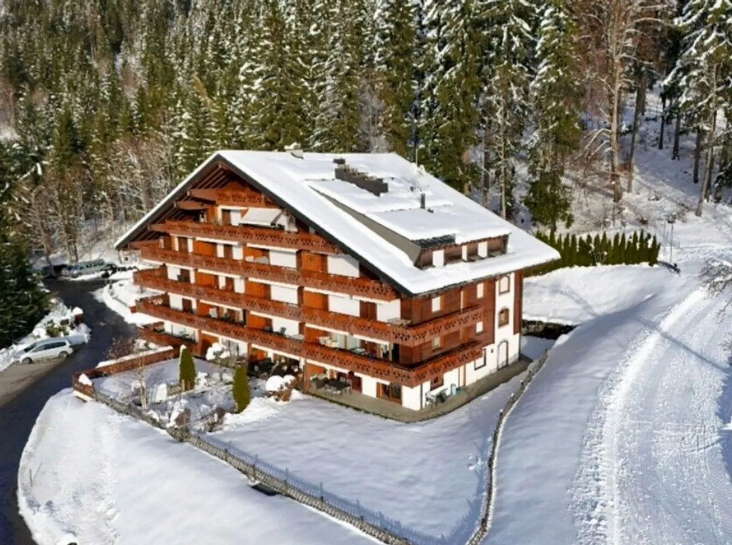 4.5 ROOM APARTMENT ON THE GROUND FLOOR - Photo 2 of 13