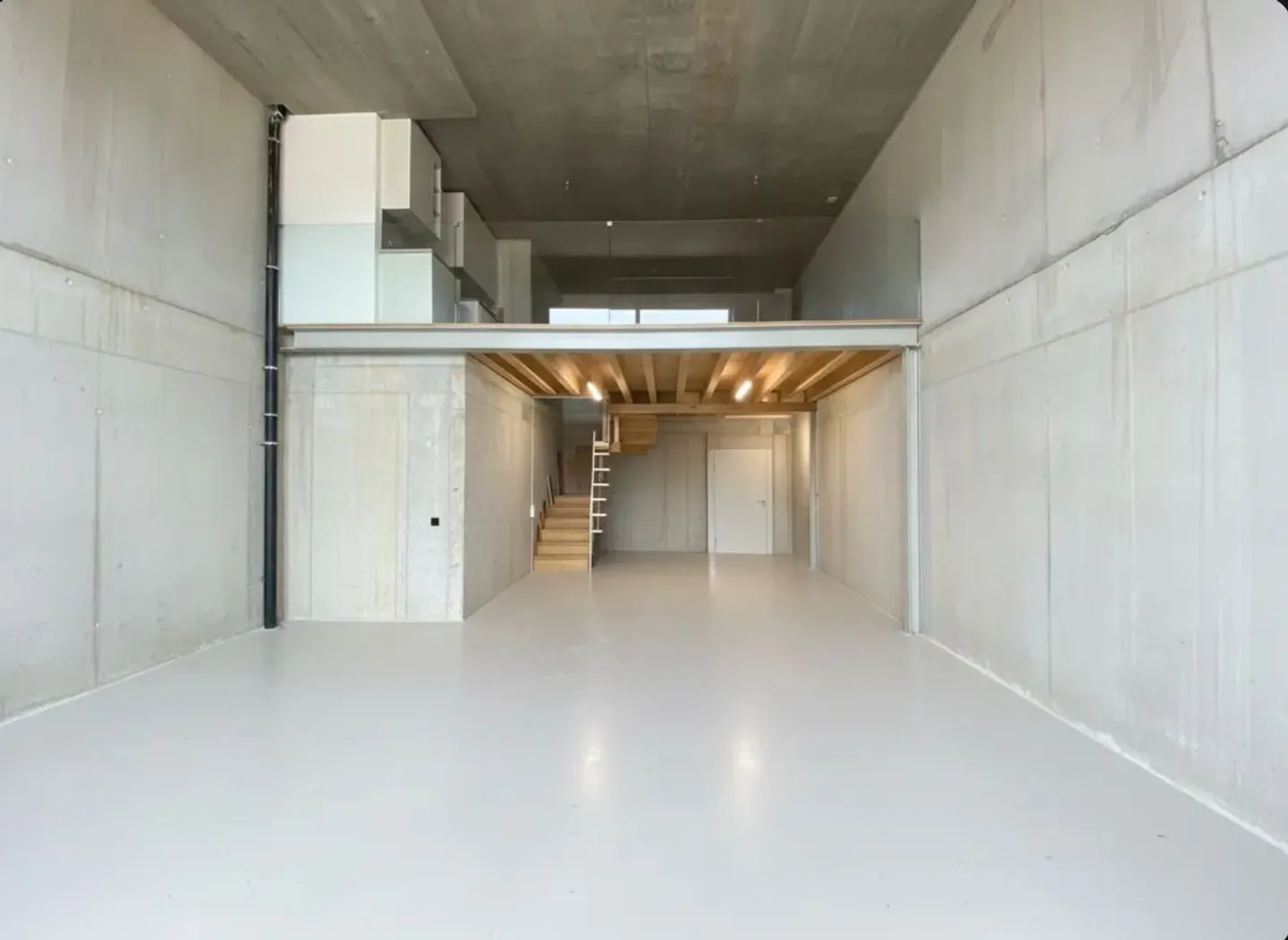 À louer - Halle artisanale / Atelier / Dépôt chauffé de 115 m² avec mezzanine - Photo 1 sur 8