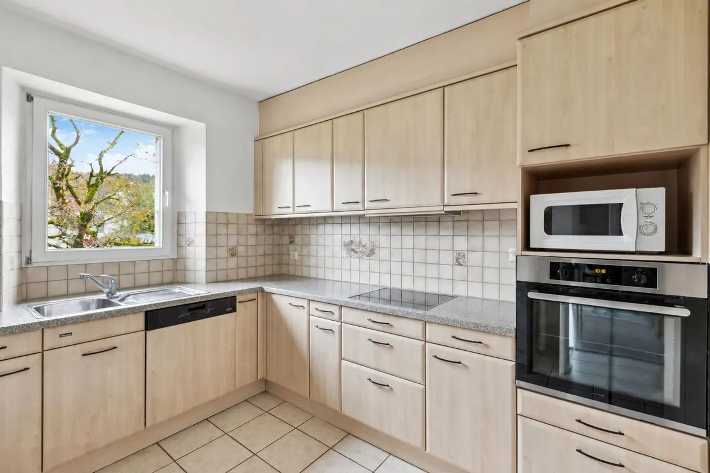 Ein charaktervolles Haus mit großzügigen Volumen, bereit, eine neue Geschichte zu schreiben - Foto 3 von 12