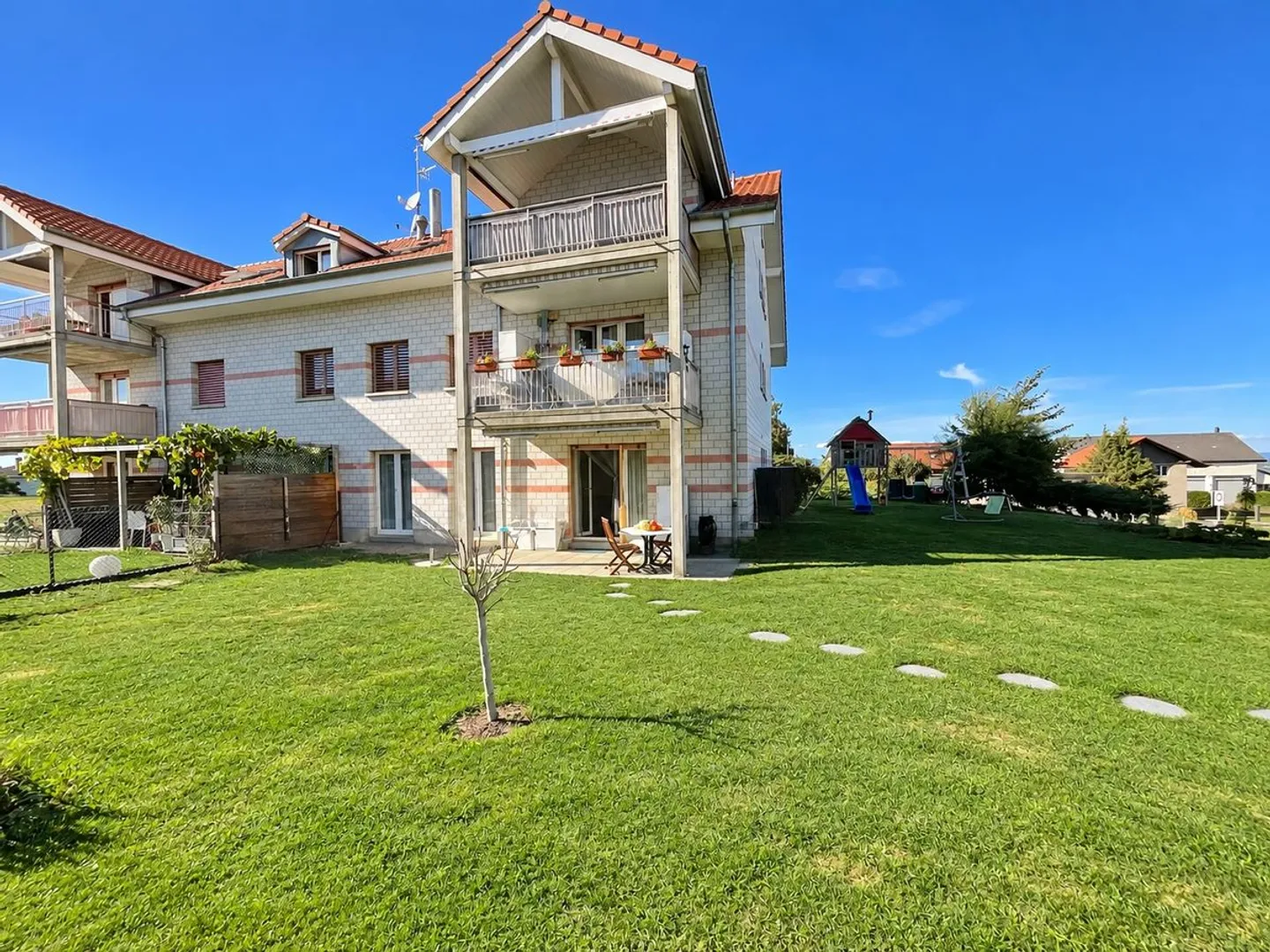 Appartamento 4.5 locali con grande giardino privato di 576m2 - Foto 1 di 9
