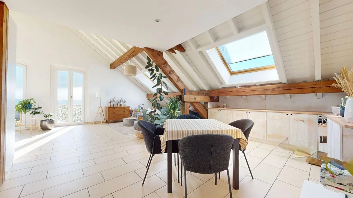 Helles 3½ Dachgeschossapartment mit 180° Blick auf den Neuenburgersee! - Foto 5 von 13