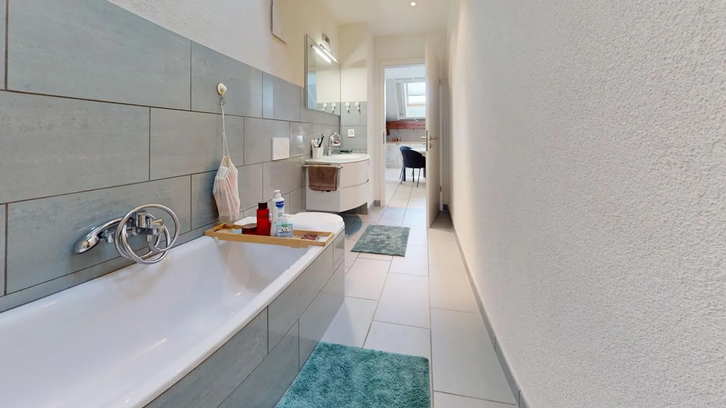 Helles 3½ Dachgeschossapartment mit 180° Blick auf den Neuenburgersee! - Foto 10 von 13