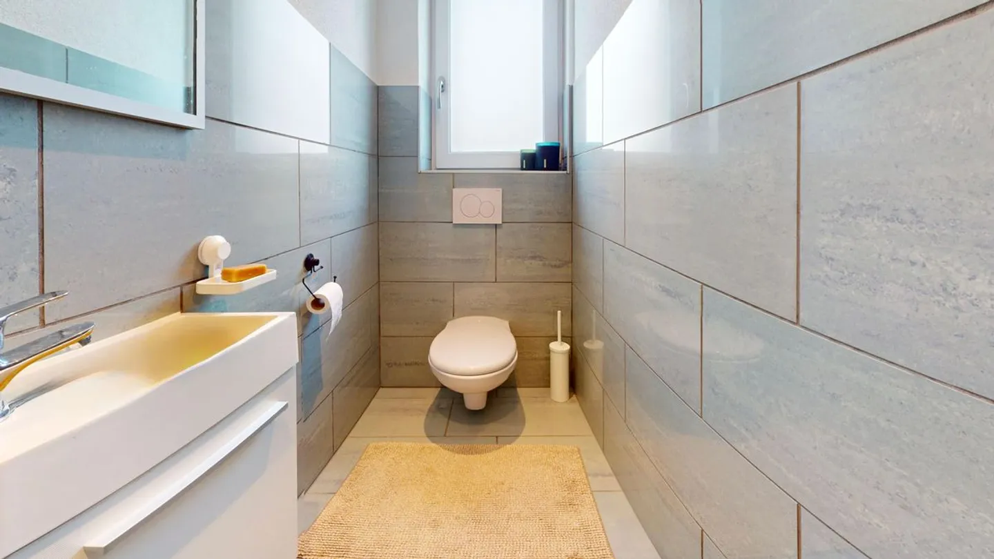 Helles 3½ Dachgeschossapartment mit 180° Blick auf den Neuenburgersee! - Foto 11 von 13