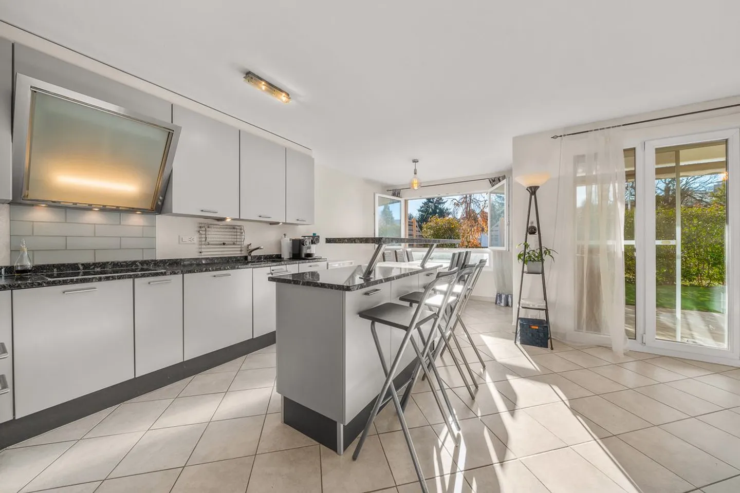 Bella opportunità per questo appartamento di 4,5 locali al piano terra con giardino, in vendita a Friburgo - Foto 1 di 13