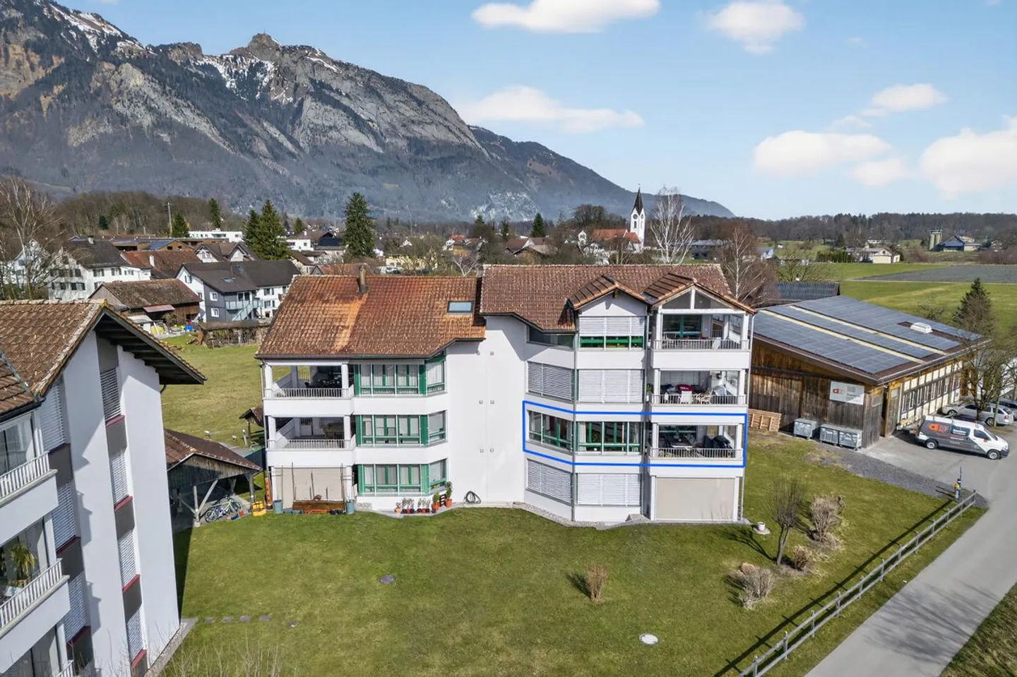 Appartement 4.5 pièces dans un emplacement dégagé avec vue magnifique sur les montagnes et au loin - Photo 13 sur 13