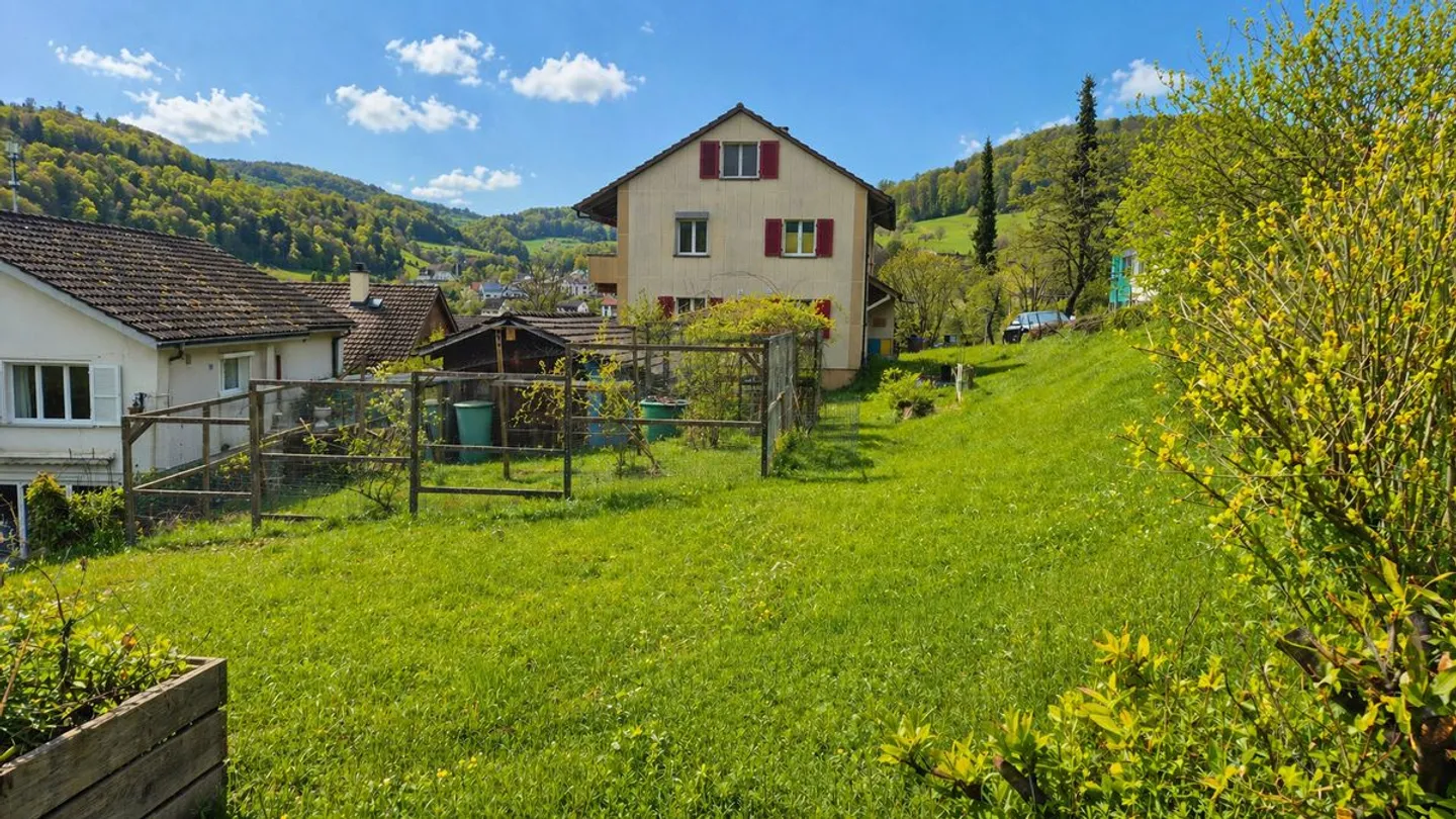 Spacious family house with plenty of space and 924 m² plot in Reigoldswil - Photo 11 of 13