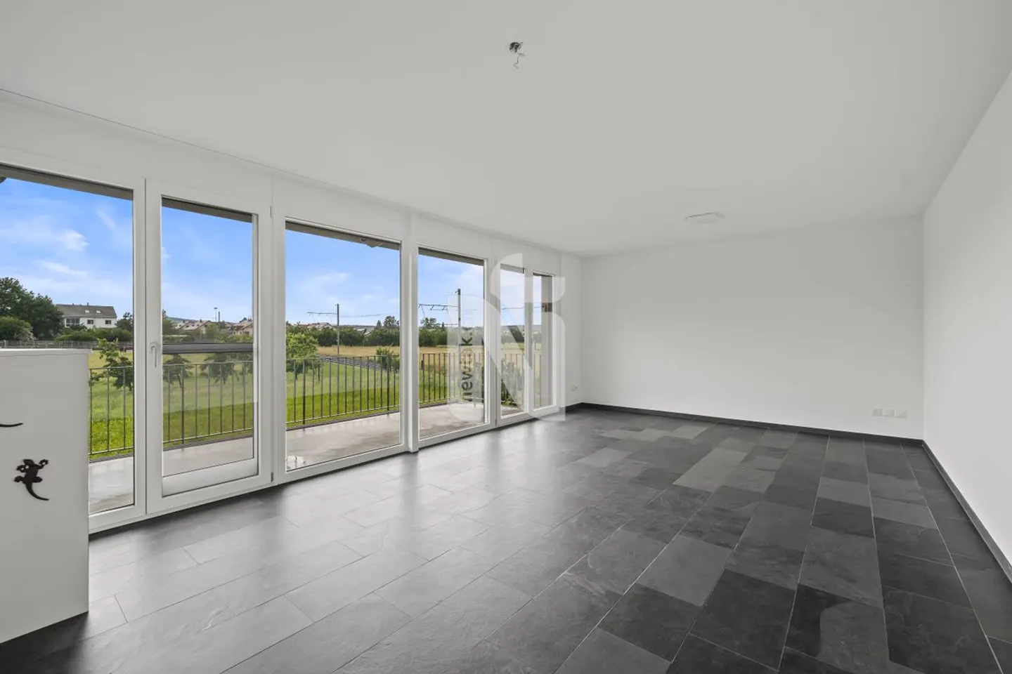 Family-friendly maisonette apartment with large balcony and beautiful views - Photo 4 of 13