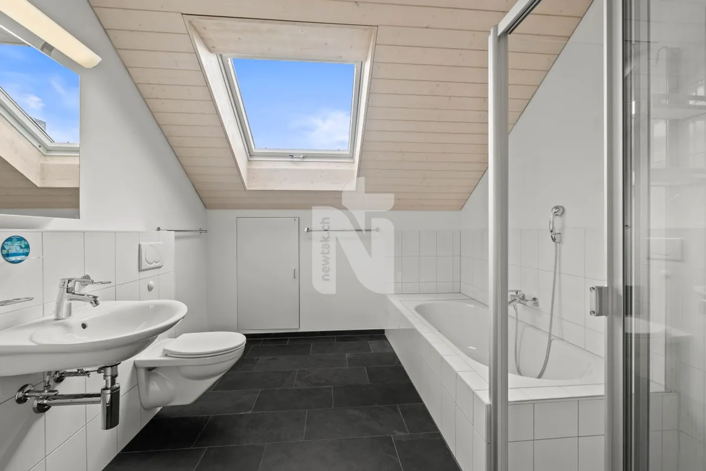Family-friendly maisonette apartment with large balcony and beautiful views - Photo 8 of 13