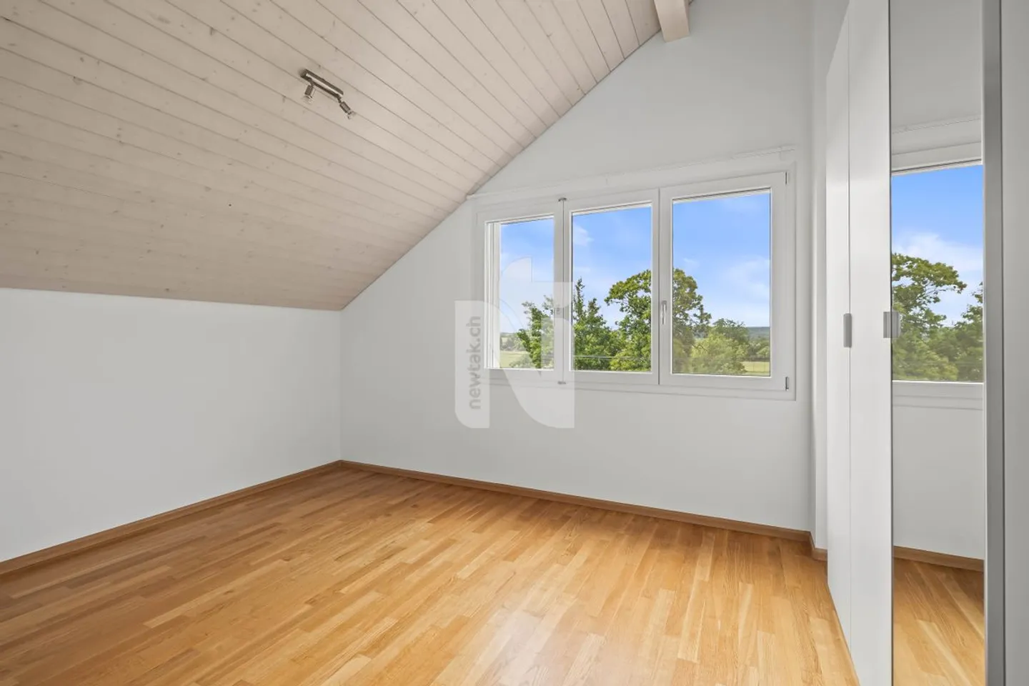 Family-friendly maisonette apartment with large balcony and beautiful views - Photo 10 of 13