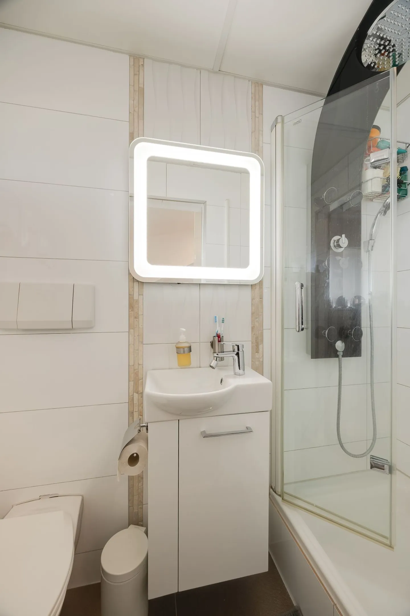 Rarità in Posizione Privilegiata con Piscina, Giardino d'Inverno e Lounge per Grigliate Frescamente Ristrutturato - Foto 10 di 13