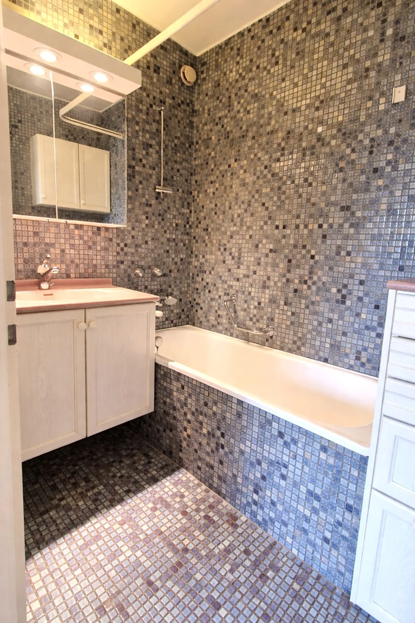 4.5 Room Apartment with Attractive Development Potential in Riehen - Photo 10 of 13