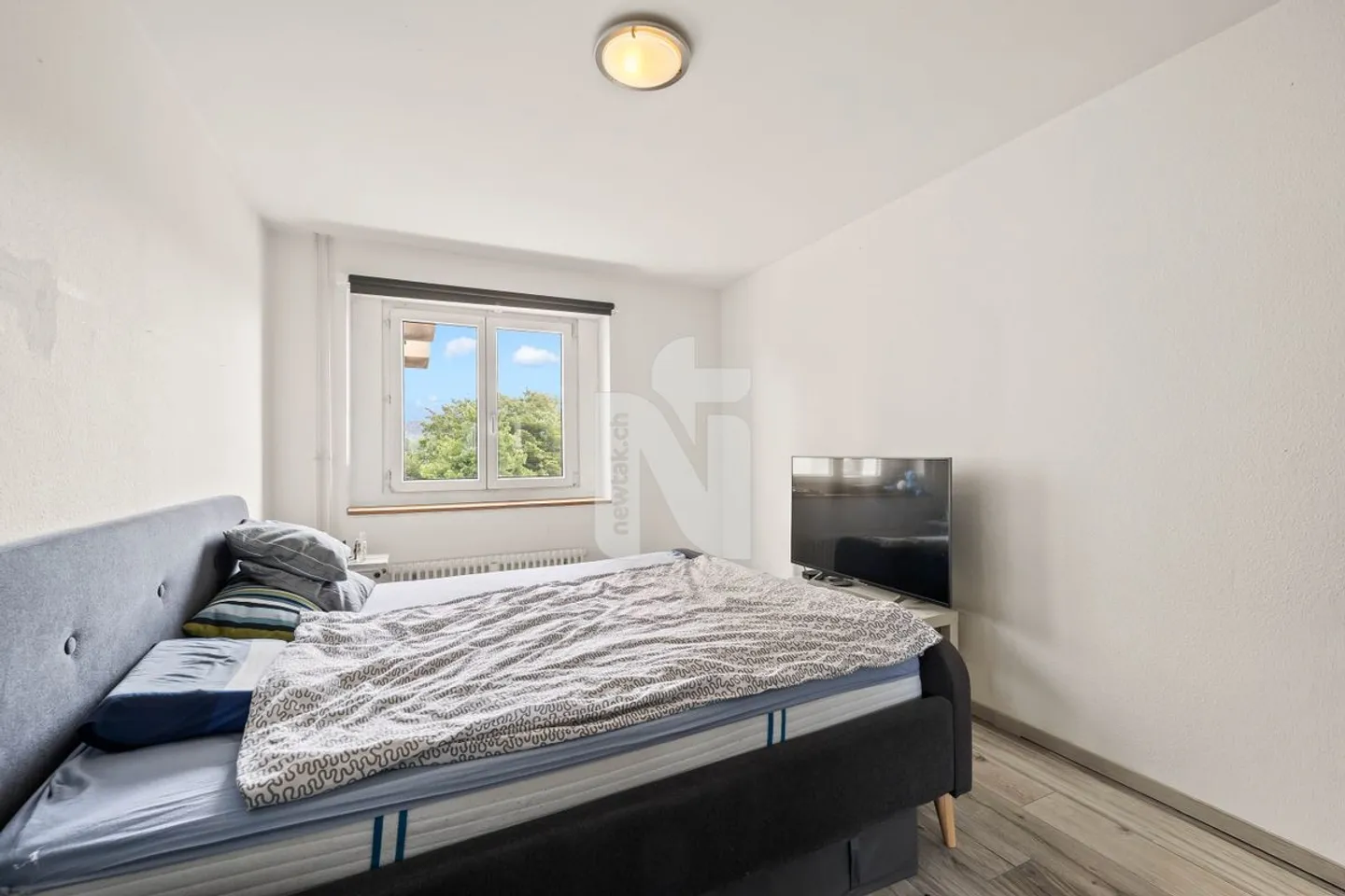 Spacious and flooded with light: 4.5-room apartment with sauna, balcony, and underground parking space - Photo 10 of 12