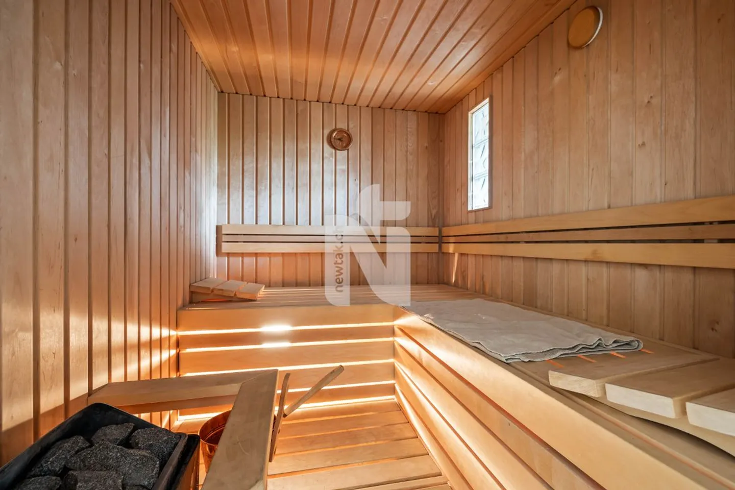 Spacious and flooded with light: 4.5-room apartment with sauna, balcony, and underground parking space - Photo 12 of 12