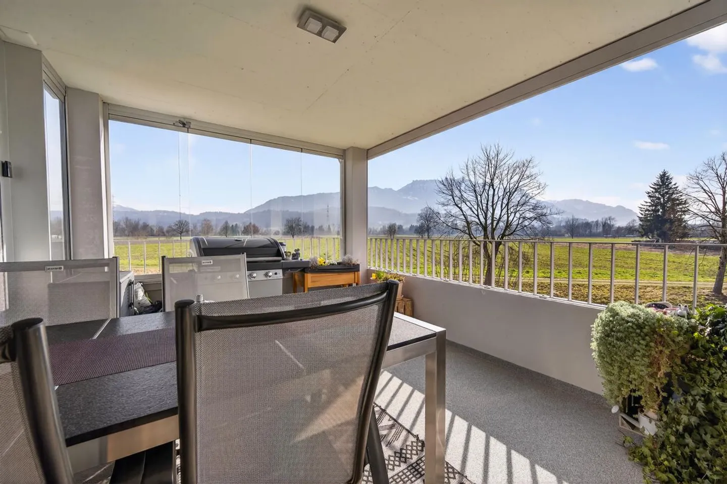 Appartement 4.5 pièces dans un emplacement dégagé avec vue magnifique sur les montagnes et au loin - Photo 7 sur 13