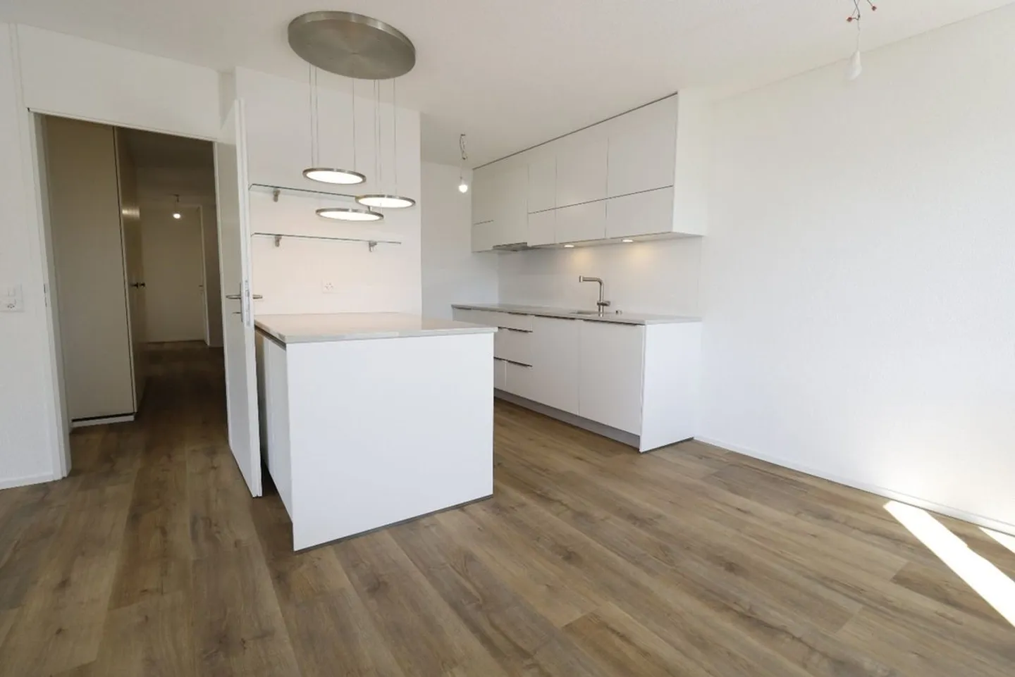 Bright, stylish and completely renovated 4.5 room apartment - Photo 2 of 12