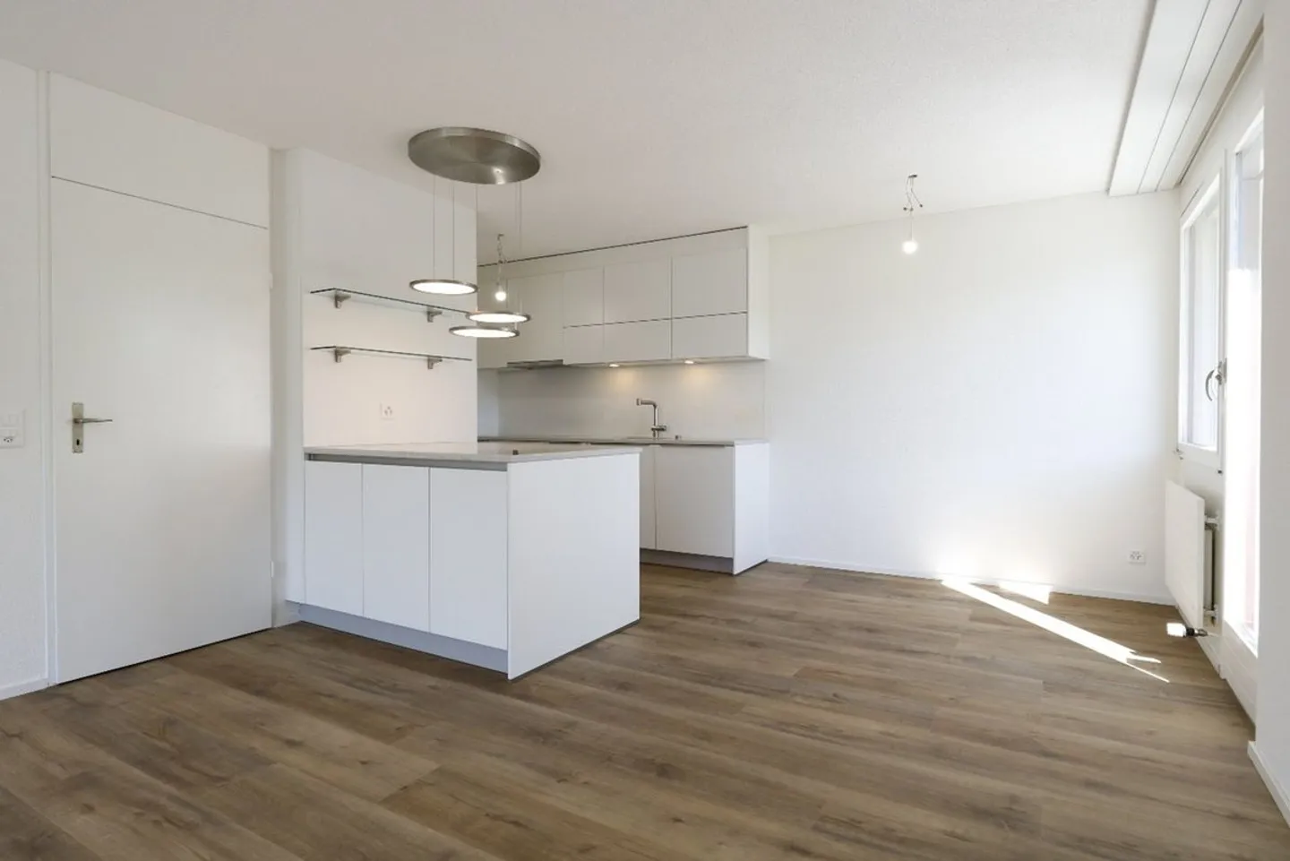 Bright, stylish and completely renovated 4.5 room apartment - Photo 3 of 12