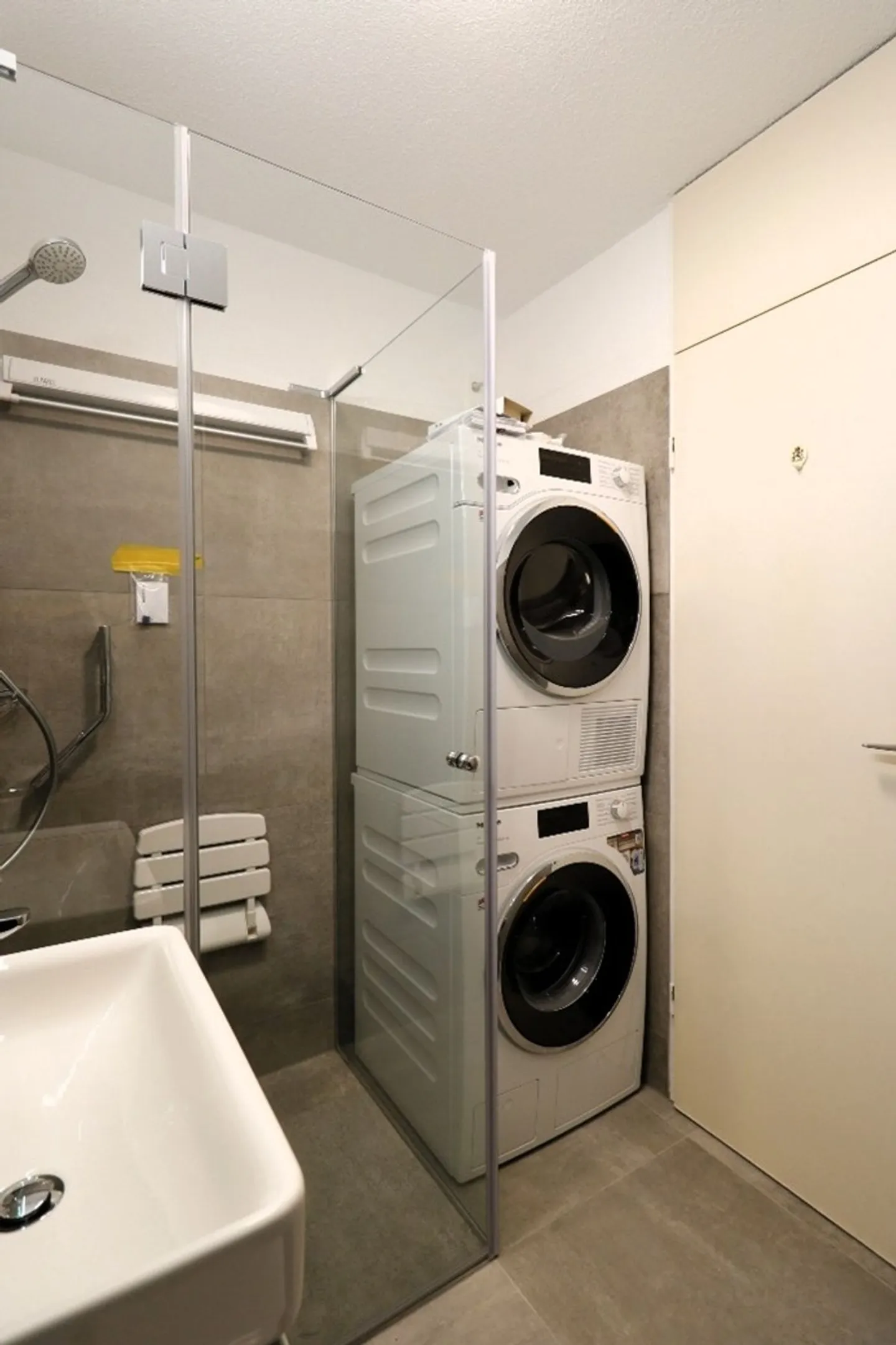 Bright, stylish and completely renovated 4.5 room apartment - Photo 8 of 12