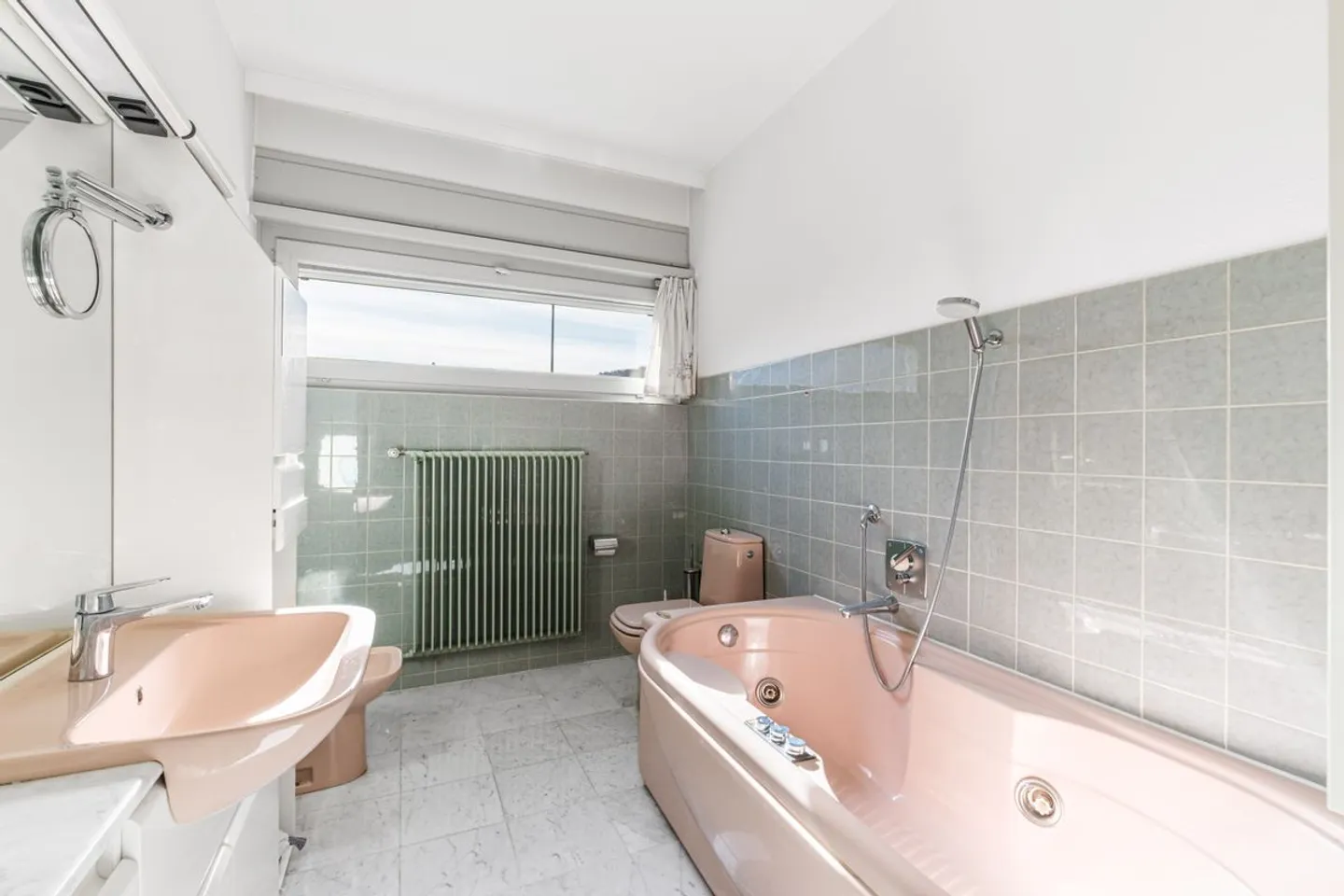 Villa mit grossem Grundstück und Reserve - Foto 10 von 13