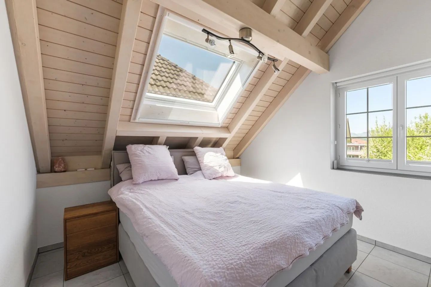 Casa a schiera moderna ristrutturata di 5,5 stanze in una zona tranquilla a Schübelbach - Foto 9 di 13