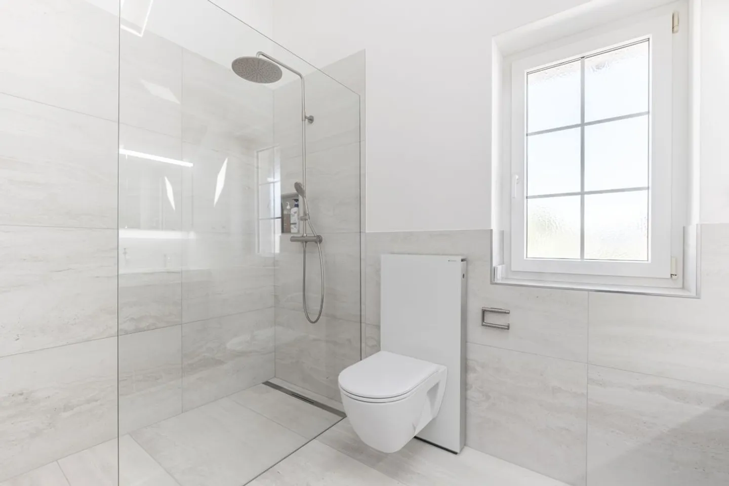 Casa a schiera moderna ristrutturata di 5,5 stanze in una zona tranquilla a Schübelbach - Foto 12 di 13