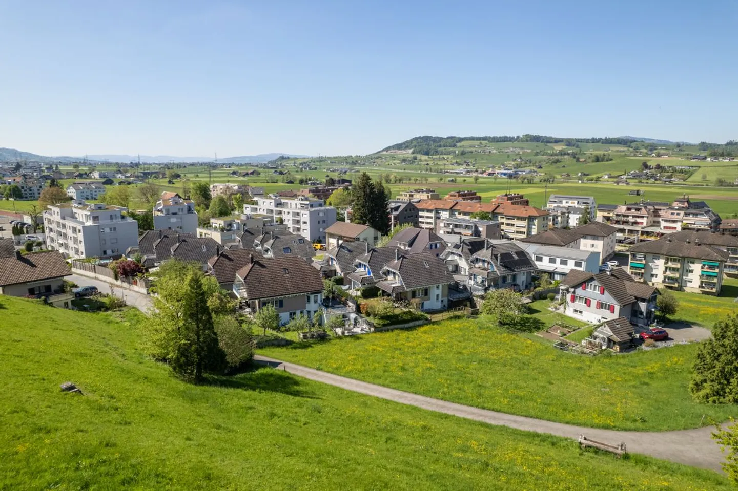 Casa a schiera moderna ristrutturata di 5,5 stanze in una zona tranquilla a Schübelbach - Foto 2 di 13