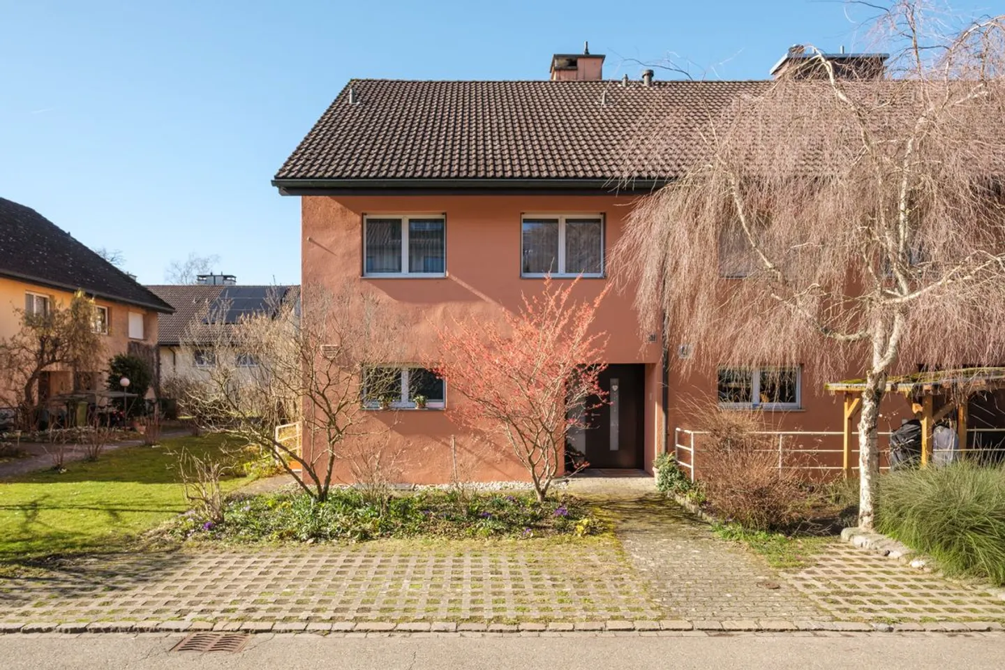 Propriété familiale bien entretenue avec jardin ensoleillé dans un emplacement calme à Uster - Photo 3 sur 13