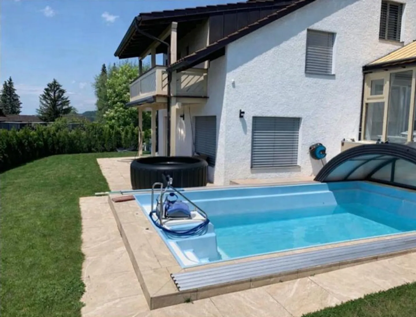 Rarità in Posizione Privilegiata con Piscina, Giardino d'Inverno e Lounge per Grigliate Frescamente Ristrutturato - Foto 2 di 13