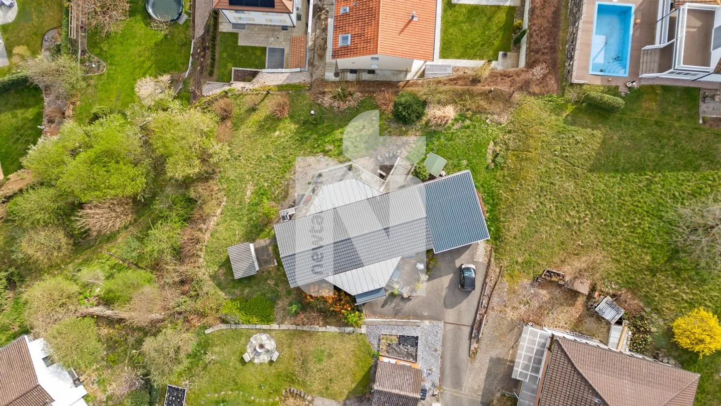 Detached single-family house with a wide view, large garden, garage box, and carport - Photo 4 of 13