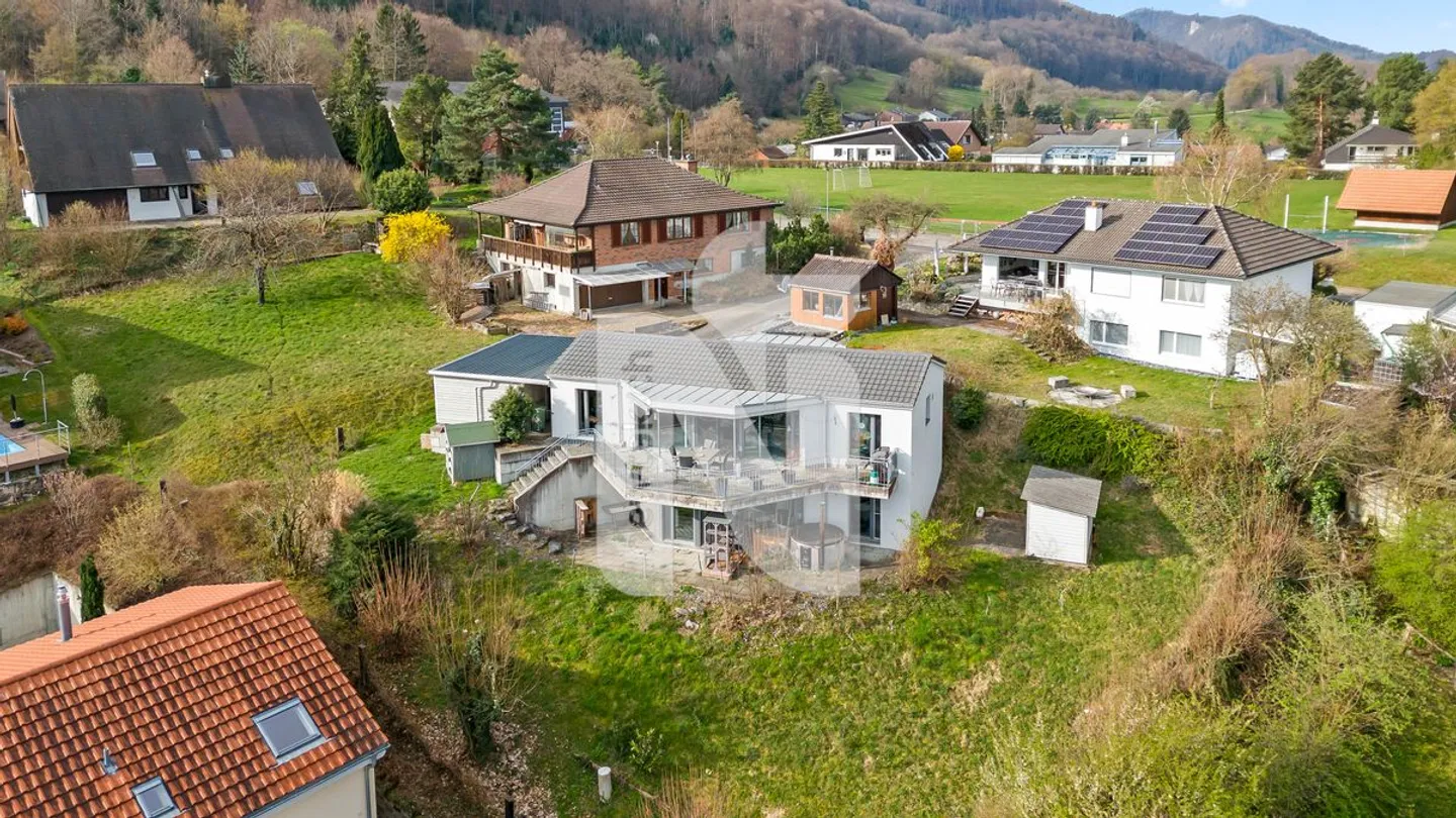 Detached single-family house with a wide view, large garden, garage box, and carport - Photo 1 of 13