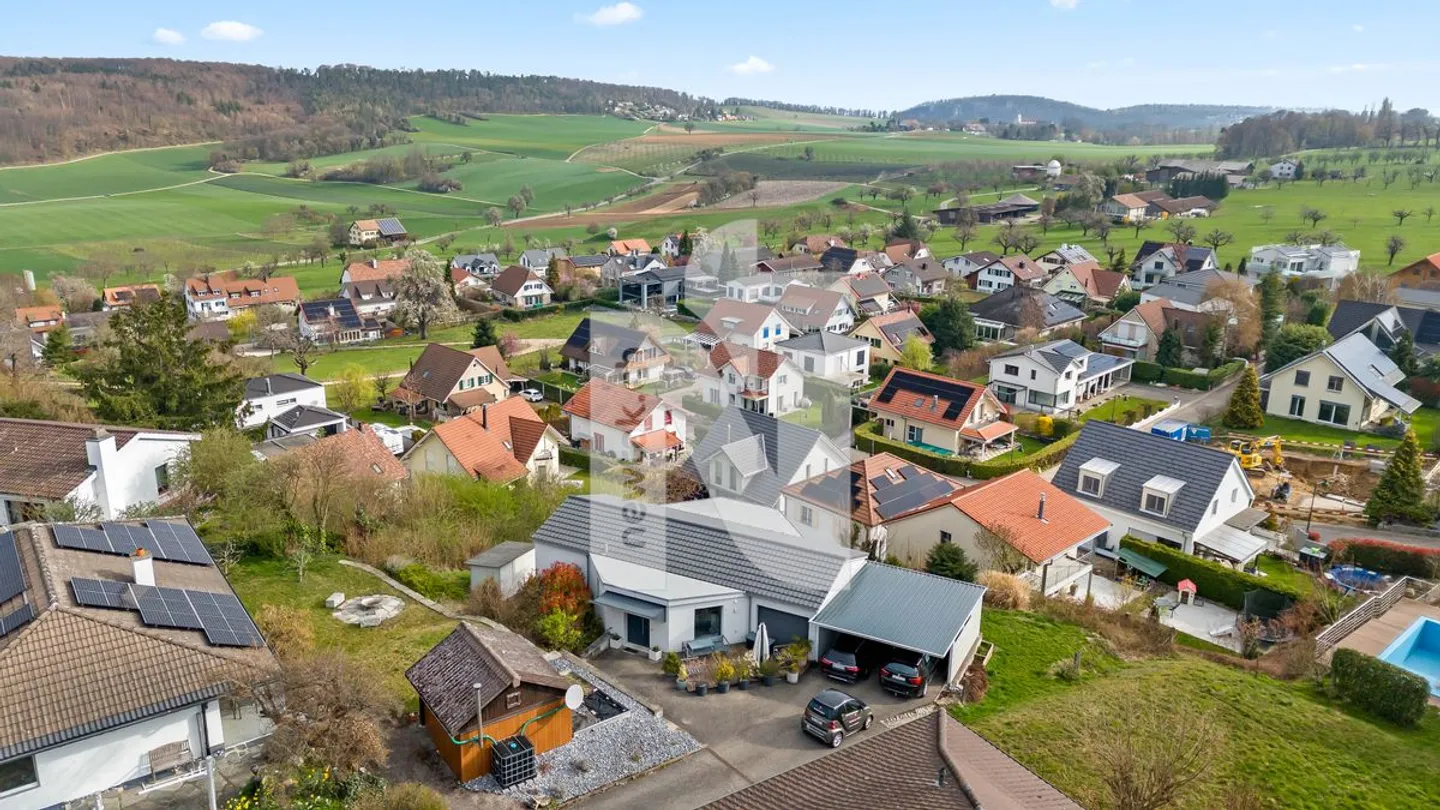 Detached single-family house with a wide view, large garden, garage box, and carport - Photo 5 of 13