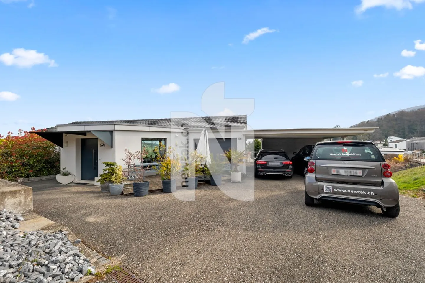 Detached single-family house with a wide view, large garden, garage box, and carport - Photo 2 of 13