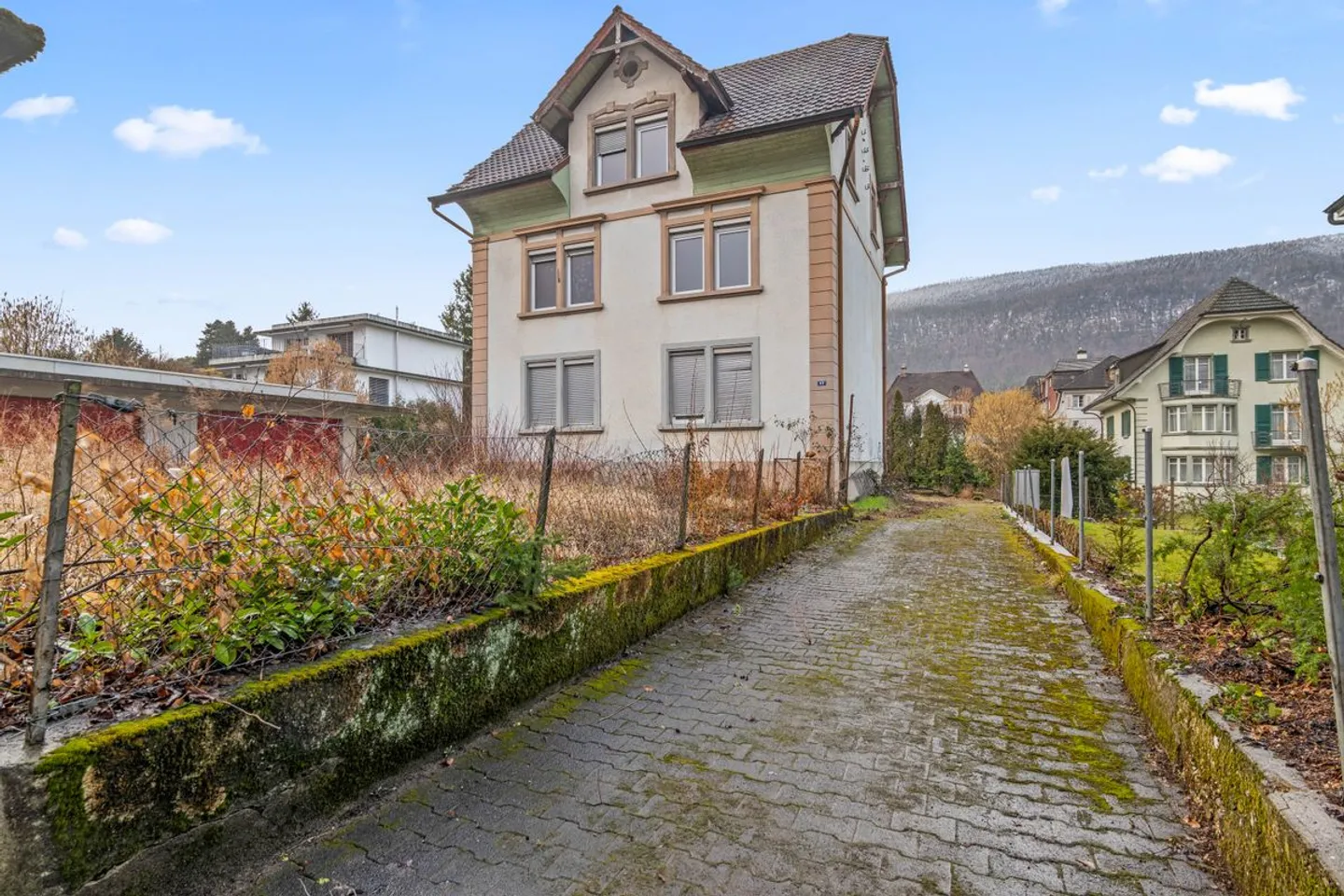 DETACHED HOUSE IN A QUIET LOCATION WITH POTENTIAL - Photo 3 of 9