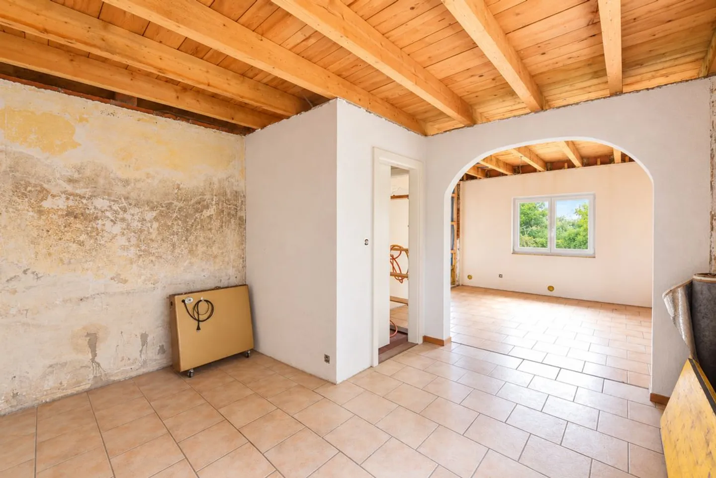 Casa da ristrutturare con grande potenziale a L'Abbaye - Foto 3 di 9